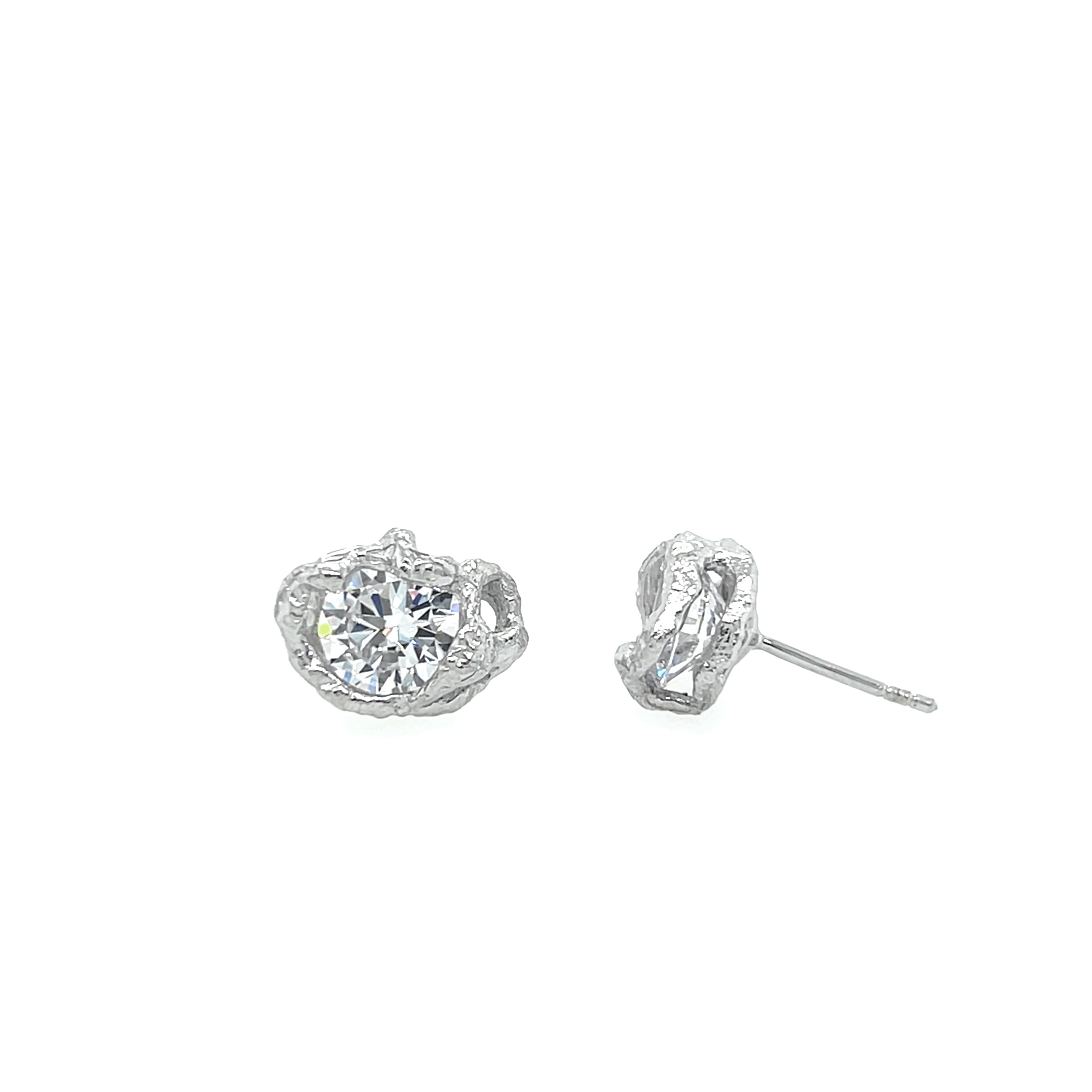 Silver earrings with zirconia stone