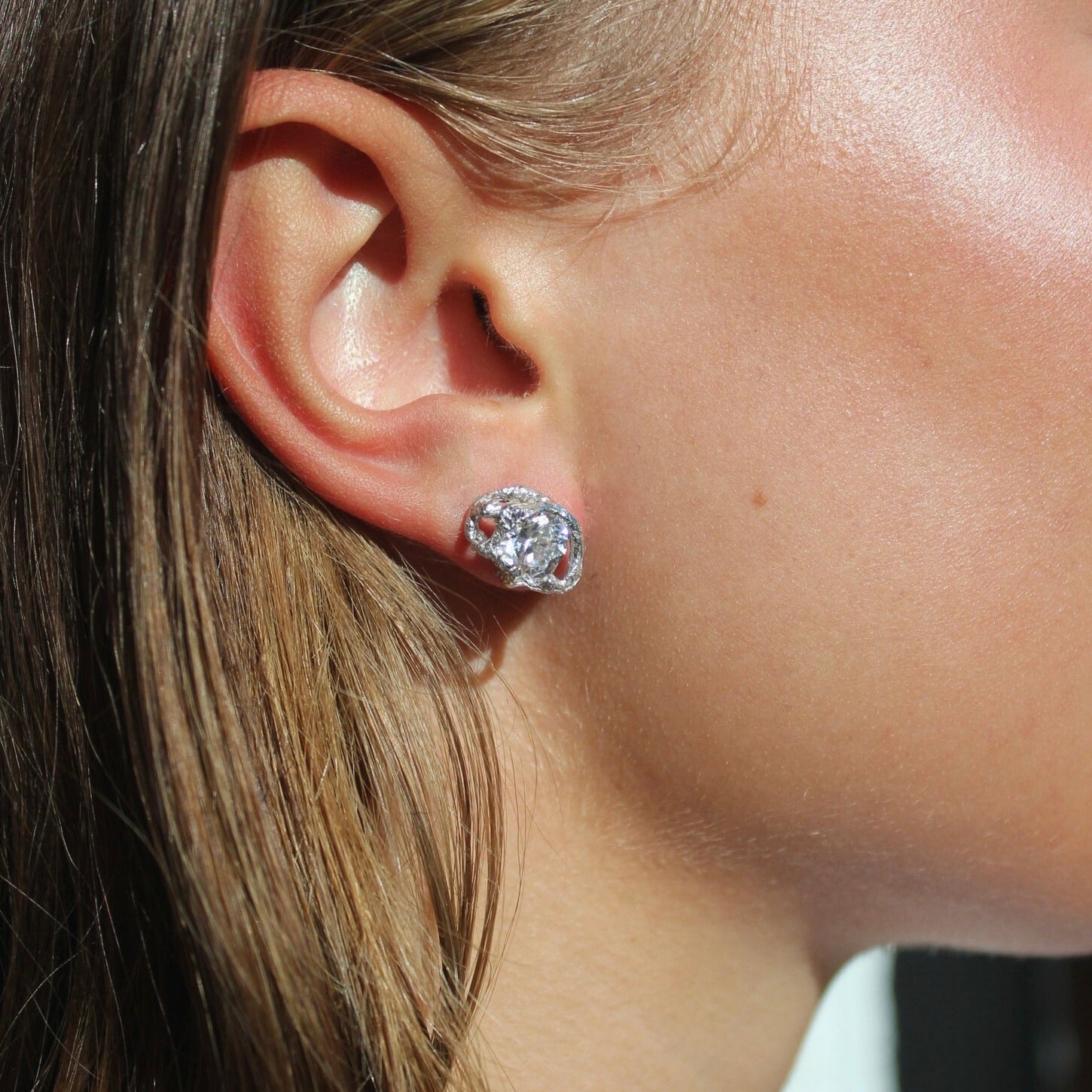 Silver earrings with zirconia stone